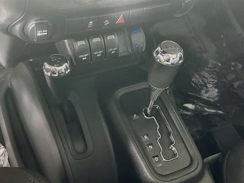 Used 2018 Jeep Wrangler Sport w/ Connectivity Group AWD/4WD image 14