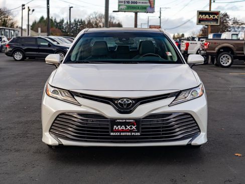 Used 2018 Toyota Camry XLE image 3