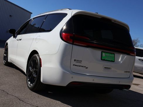 Used 2025 Chrysler Pacifica Limited image 3