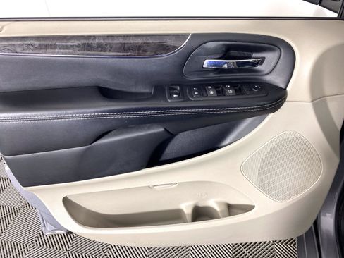 Used 2015 Chrysler Town & Country Touring w/ Driver Convenience Group FWD image 12