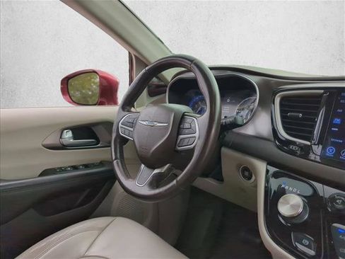 Used 2017 Chrysler Pacifica Touring-L Plus w/ Tire & Wheel Group image 29