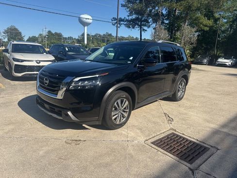 Used 2025 Nissan Pathfinder SL FWD image 1