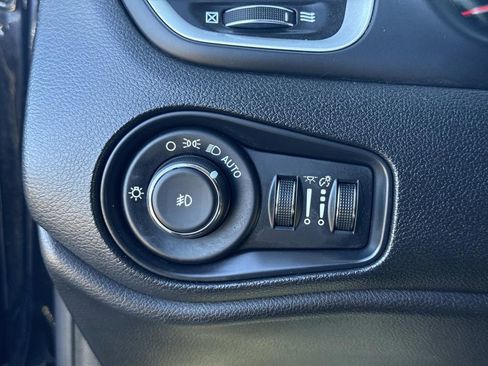 Used 2018 Jeep Renegade Latitude w/ Popular Equipment Group image 33