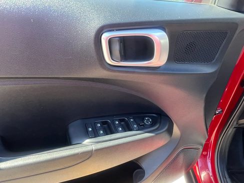 Used 2025 Hyundai Venue SE FWD image 13