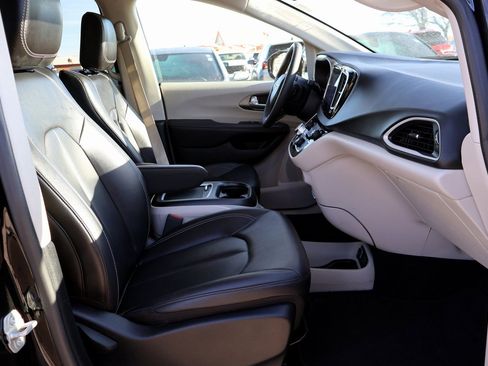 Used 2024 Chrysler Pacifica Touring-L image 11