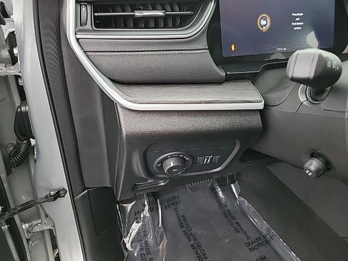 Used 2025 Jeep Grand Cherokee L Limited w/ Luxury Tech Group II image 7