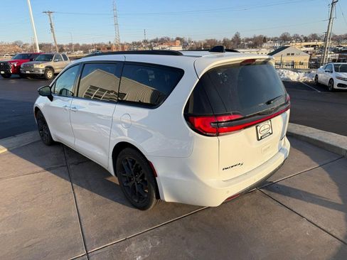 Used 2025 Chrysler Pacifica Limited image 9