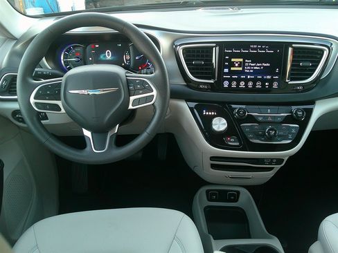 Used 2017 Chrysler Pacifica Touring Plus FWD image 34