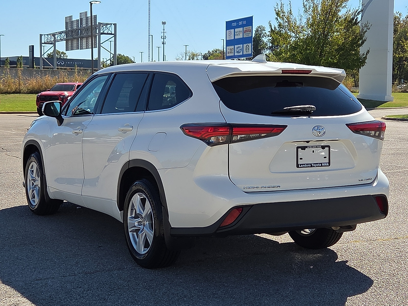 Used 2021 Toyota Highlander LE AWD/4WD image 4