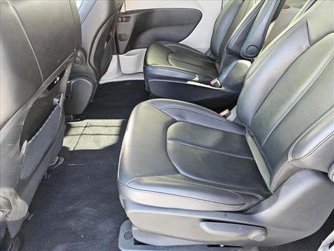 Used 2024 Chrysler Pacifica Limited FWD image 18