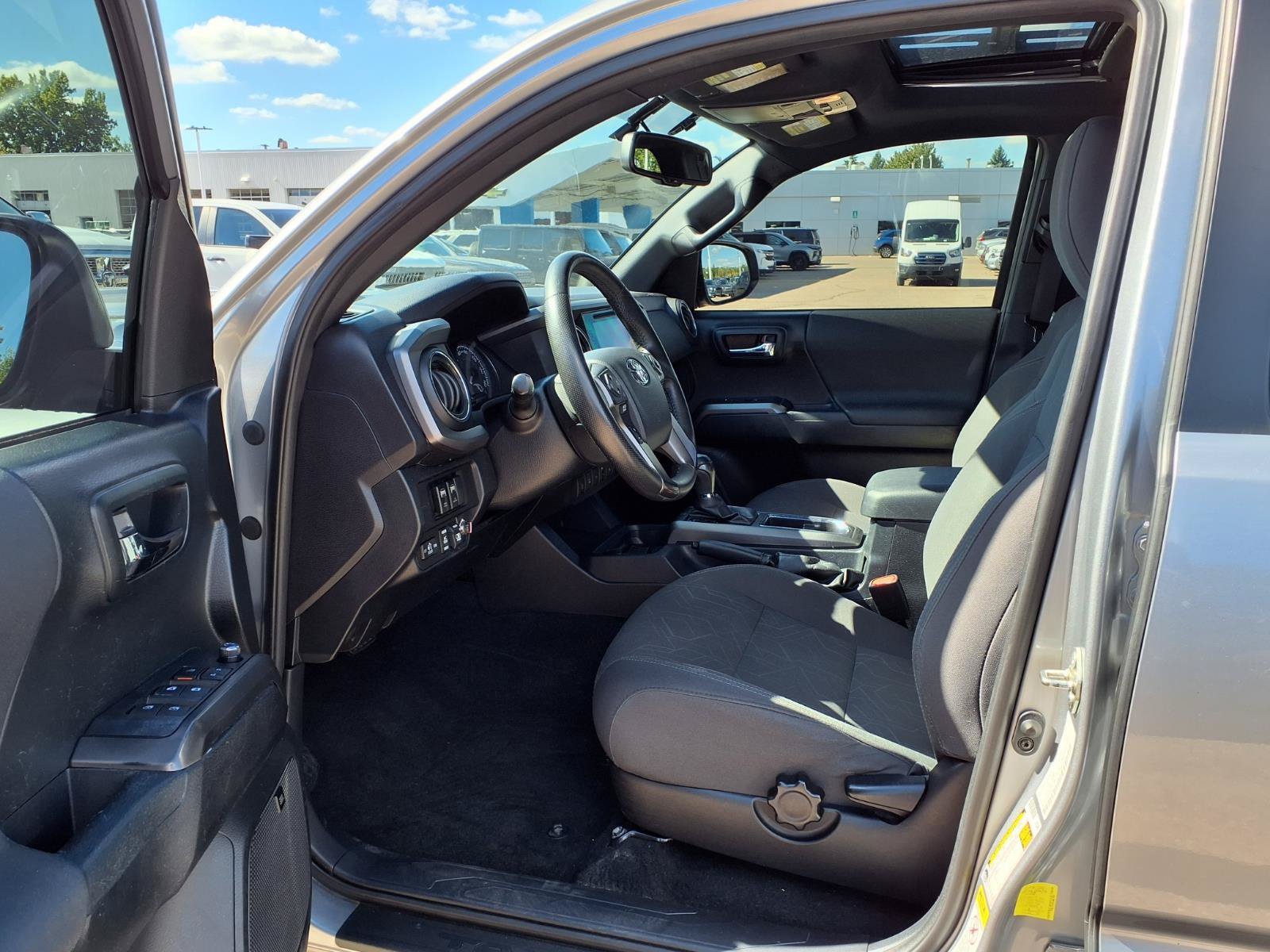 Used 2017 Toyota Tacoma TRD Sport AWD/4WD image 15