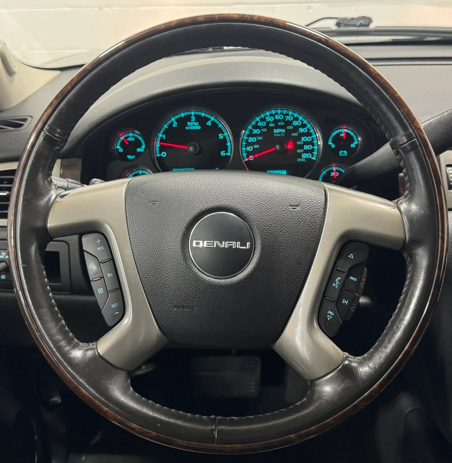 Used 2013 GMC Yukon Denali AWD/4WD image 18