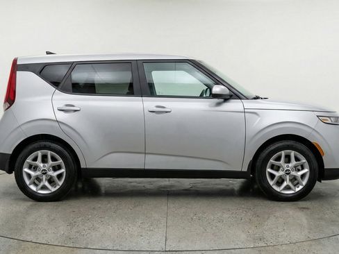 Used 2025 Kia Soul LX w/ LX Technology Package FWD image 11