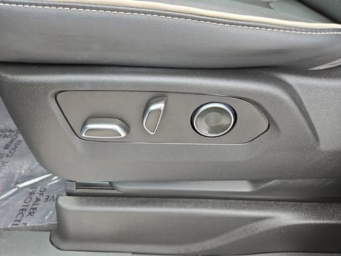 Used 2024 Cadillac Escalade Premium Luxury AWD/4WD image 18