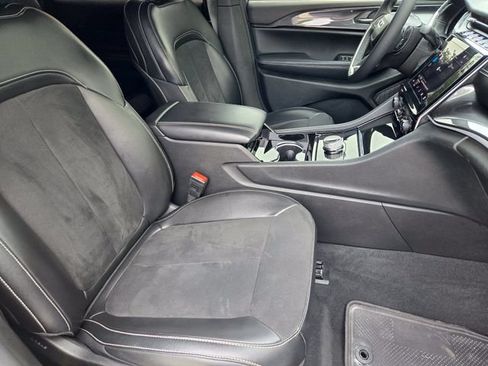Used 2023 Jeep Grand Cherokee L Laredo RWD image 15