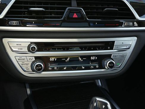 Used 2018 BMW 740i image 10