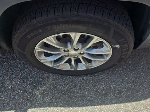Used 2019 Jeep Cherokee Latitude Plus w/ Cold Weather Group AWD/4WD image 4