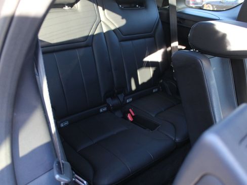 Used 2017 Land Rover Discovery HSE AWD/4WD image 18