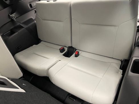 New 2025 Mitsubishi Outlander SE image 24