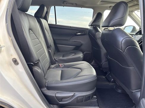 Used 2022 Toyota Highlander XLE image 18
