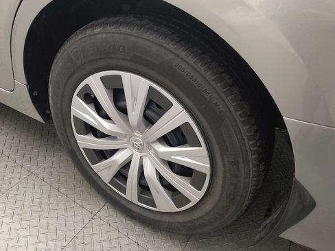 Used 2020 Toyota Camry LE image 31