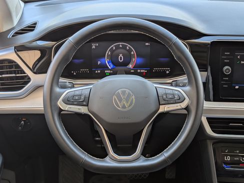 Used 2025 Volkswagen Taos SE w/ Panoramic Sunroof Package FWD image 24
