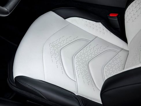 Used 2023 Aston Martin DBS Superleggera Volante RWD image 17