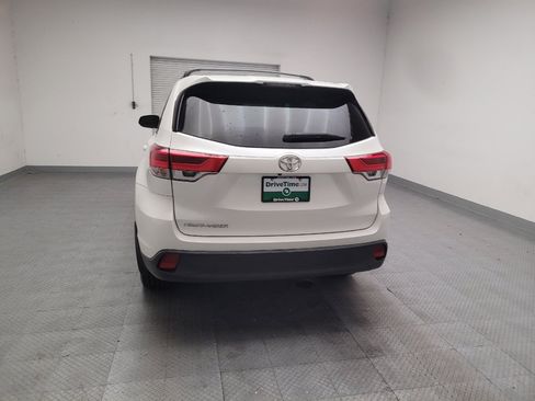 Used 2019 Toyota Highlander LE w/ Carpet Mat Package (TMS) FWD image 6