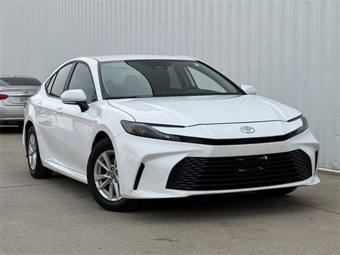 Used 2025 Toyota Camry LE image 2