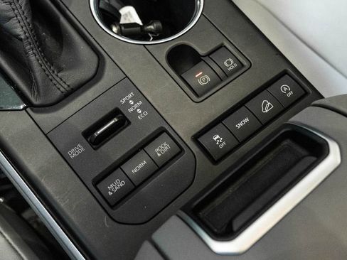 Used 2020 Toyota Highlander XLE AWD/4WD image 26