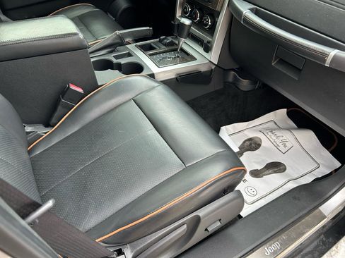 Used 2011 Jeep Liberty 70th Anniversary image 12