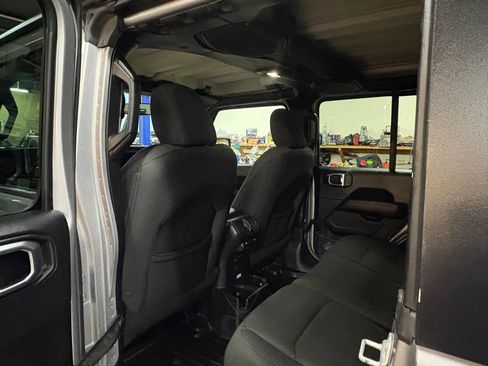 Used 2018 Jeep Wrangler Unlimited Sahara w/ Dual Top Group AWD/4WD image 23