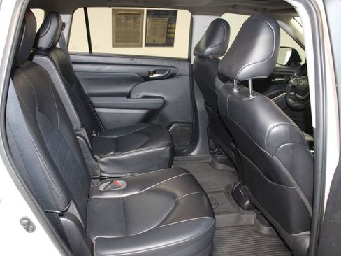 Used 2022 Toyota Highlander XLE image 31