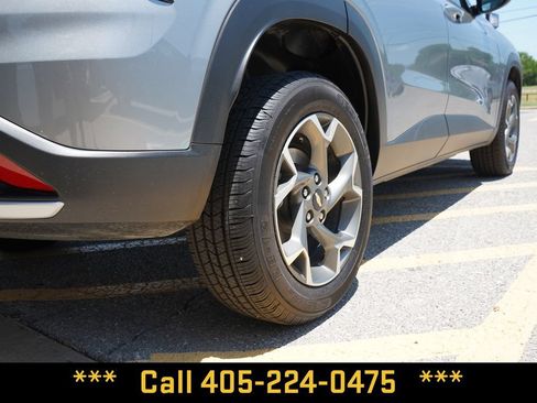 Used 2025 Chevrolet Trax LT FWD image 8