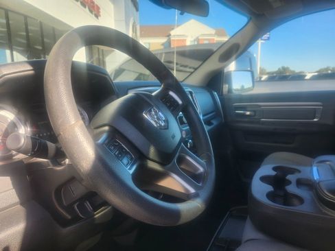 Used 2022 RAM 1500 Classic SLT image 9