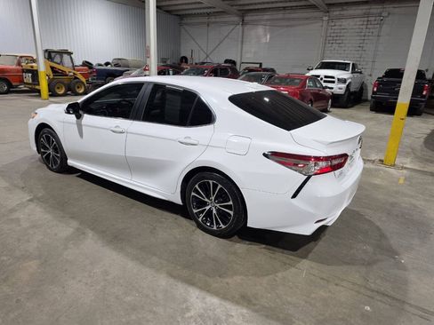 Used 2020 Toyota Camry SE FWD image 7