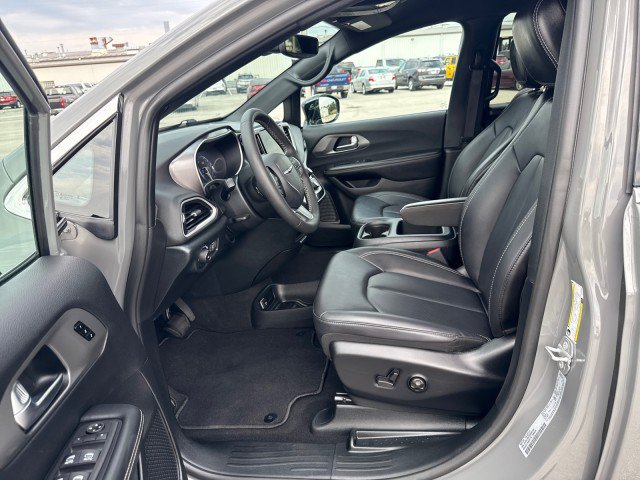 Used 2025 Chrysler Pacifica Select FWD image 15