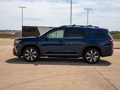 Used 2025 Honda Pilot Touring image 4