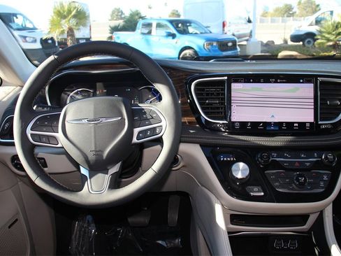 Used 2022 Chrysler Pacifica Limited image 14