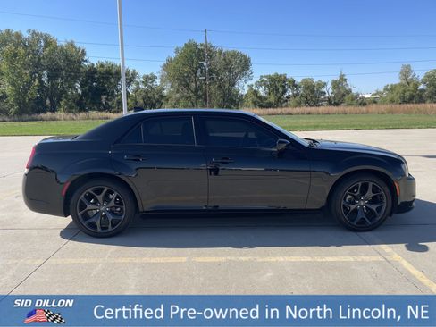 Used 2023 Chrysler 300 Touring w/ Safetytec Plus Group image 3