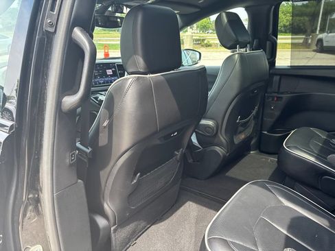 Used 2025 Chrysler Pacifica Limited FWD image 12