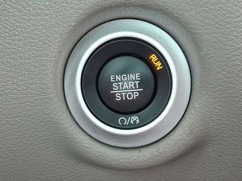 Used 2024 Chrysler Pacifica Touring-L FWD image 23