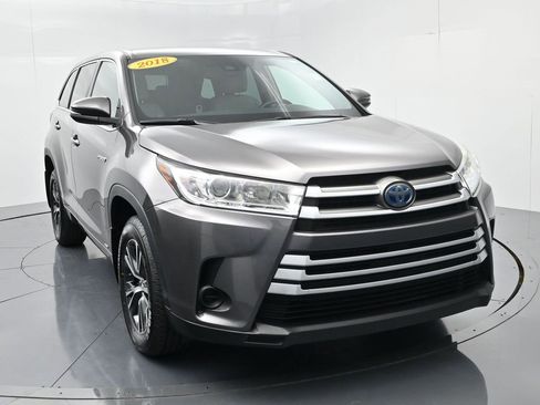 Used 2018 Toyota Highlander LE image 2