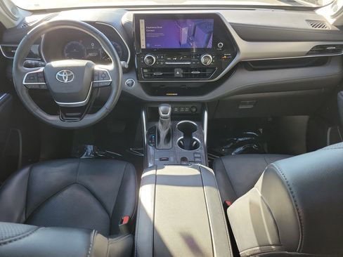 Used 2023 Toyota Highlander Limited image 12