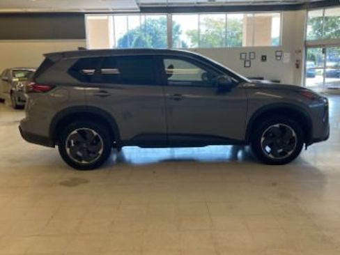 Used 2024 Nissan Rogue SV AWD/4WD image 7