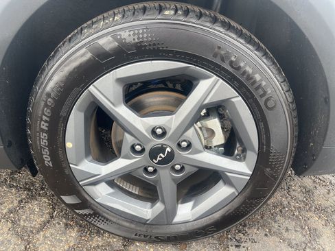 Used 2025 Kia K4 LXS image 11