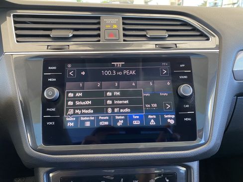 Used 2023 Volkswagen Tiguan SE w/ Panoramic Sunroof Package FWD image 3