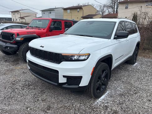 Used 2025 Jeep Grand Cherokee L Altitude image 2