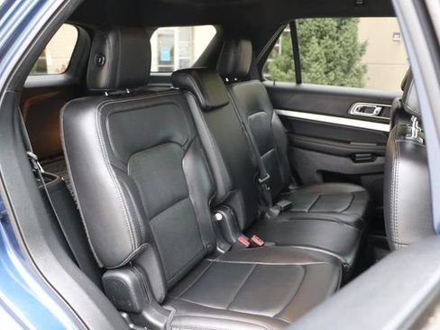 Used 2017 Ford Explorer XLT w/ Equipment Group 202A AWD/4WD image 13