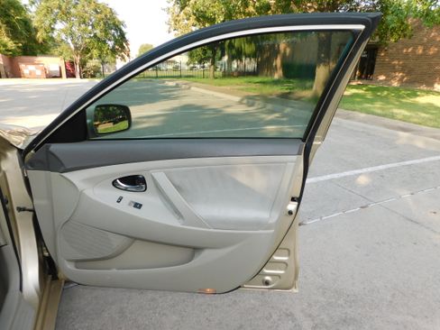 Used 2010 Toyota Camry image 23